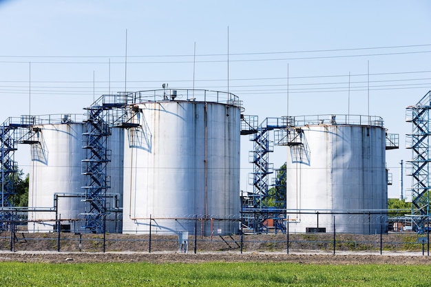 Almacenamiento de productos químicos como aceite, gasolina, combustible diesel en un día claro de verano.