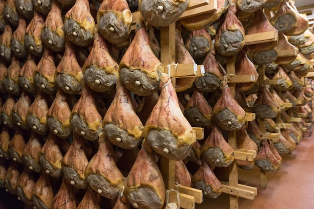 Almacenamiento de prosciutto en una fábrica de jamón en Bolonia, Italia