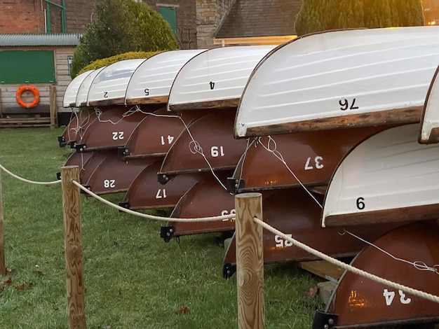 Almacenamiento en seco para botes de madera al aire libre en el club náutico local