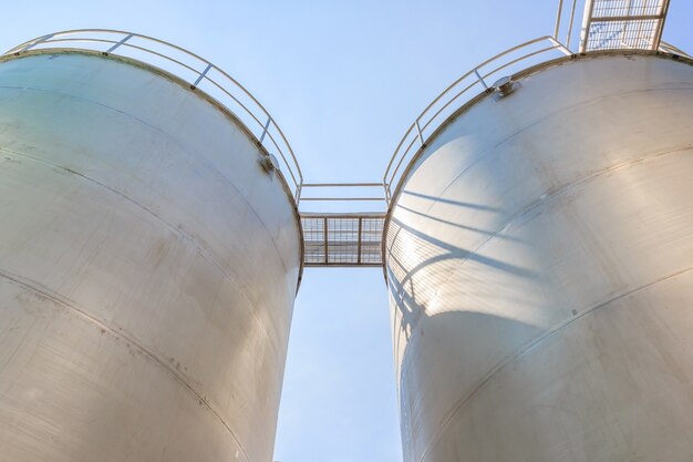 Almacenamiento de tanque de agua al aire libre en el fondo de cielo azul, para industrial y fábrica