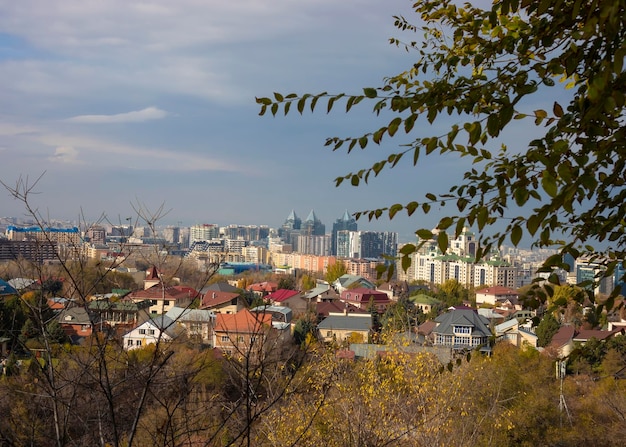 Almaty Cazaquistão 11052022 Bela vista da cidade de Almaty Cazaquistão do topo da colina Kok tobe