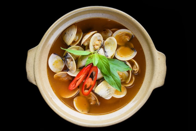 Almejas al vapor o sopa de almejas cocinadas al estilo vietnamita aisladas en la vista superior de fondo negro