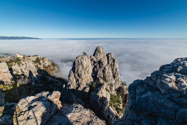 Foto almenas de pico rocoso de la costa sur de la montaña aipetri de crimea