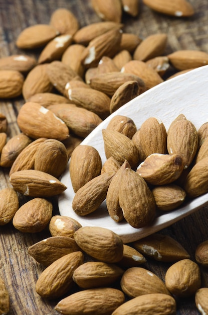 Almendra cruda en cuchara de madera en marrón