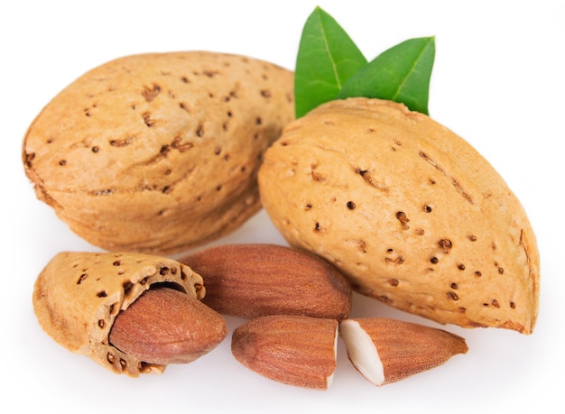 Almendra con hoja aislado sobre fondo blanco.