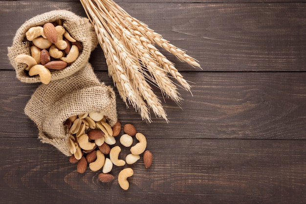 La almendra, la macadamia, el maní, el anacardo y el trigo están en bolsas