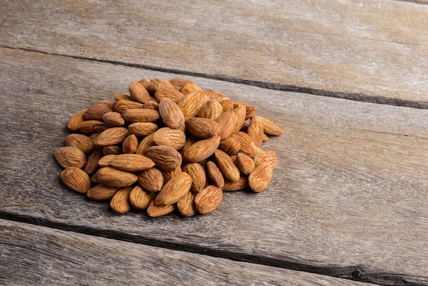 Foto almendra sobre fondo de madera