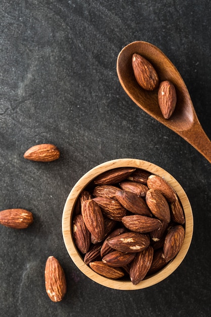 Foto almendra sobre fondo negro