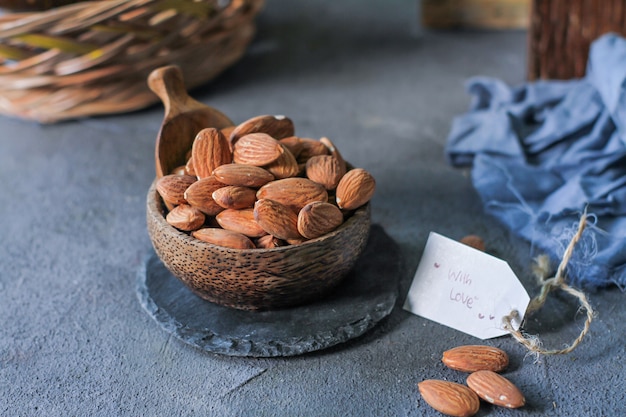 almendra en un tazón de madera