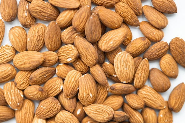 almendras aisladas en blanco