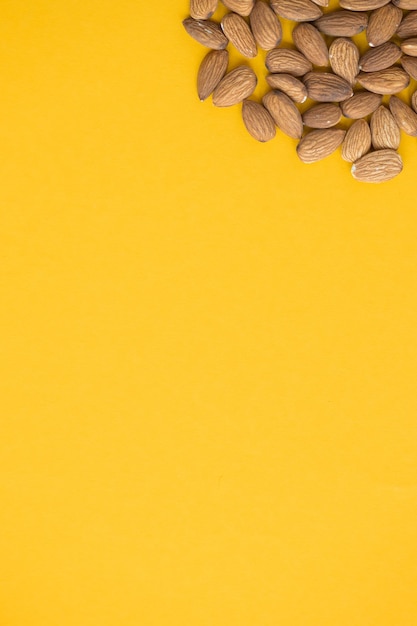 Almendras aislado sobre fondo amarillo