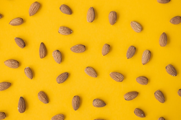 Almendras aislado sobre fondo amarillo