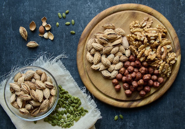 Almendras, avellanas, nueces y semillas de calabaza, plano