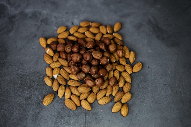 Almendras y avellanas sobre fondo oscuro