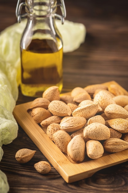 Almendras con cáscara en madera