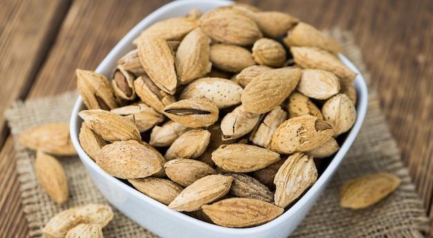 Almendras con cáscara tostadas y saladas