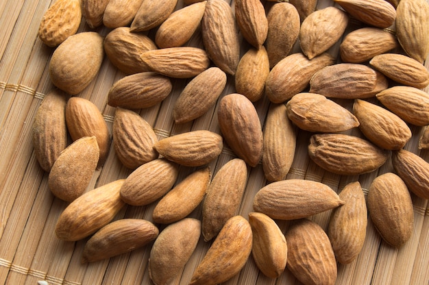 Las almendras se cierran para arriba en una servilleta de bambú. Comida VEGA, vista superior