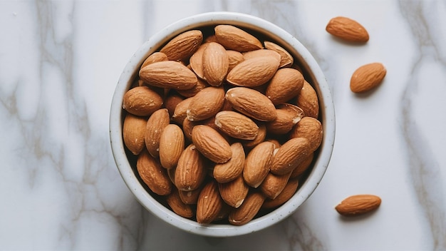 Almendras en un cuenco sobre un fondo de mármol