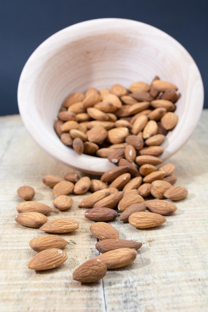 Foto las almendras derramadas del cuenco