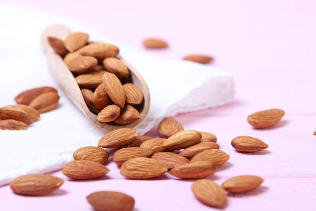 Almendras enteras en la mesa sobre un fondo claro closeup