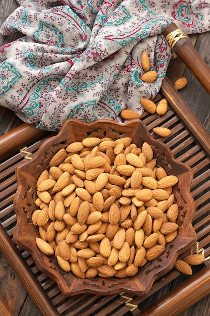 Foto almendras frescas en un tazón marrón