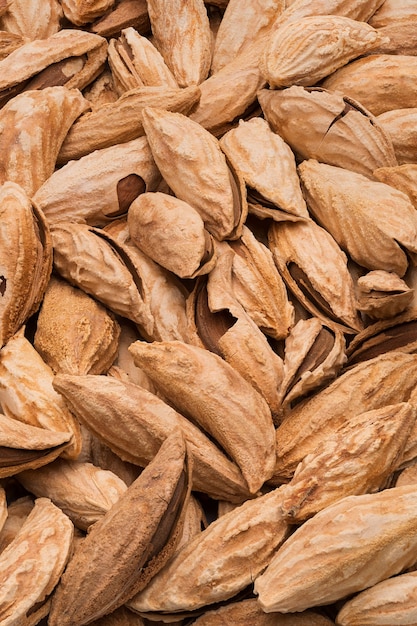 Almendras fritas con cáscara de nuez texturizada