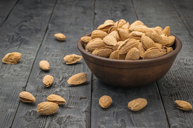 Almendras grandes sin pelar en un recipiente hondo sobre la mesa