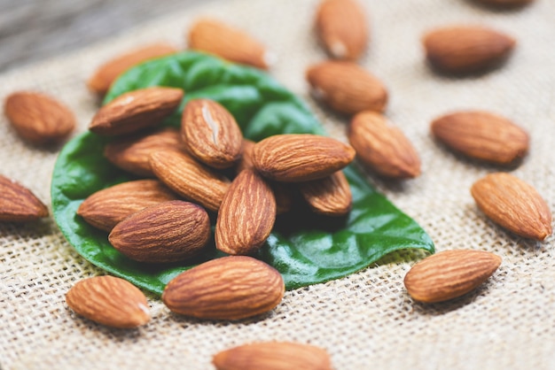 Almendras en hoja verde / Cerrar almendras nueces alimentos proteicos naturales y para merienda en saco