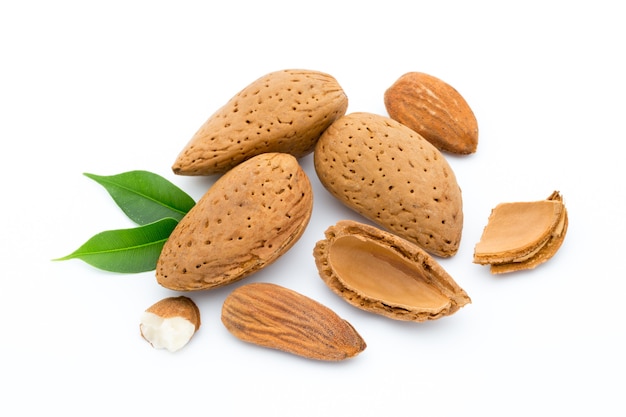 Almendras con hojas aisladas sobre fondo blanco.