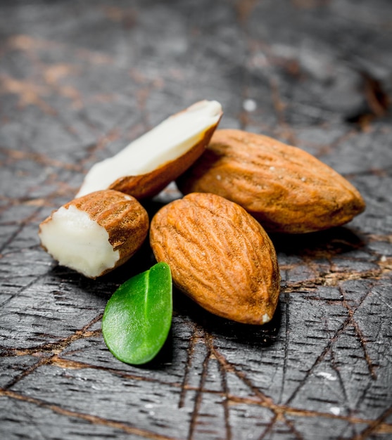 Foto almendras con hojas