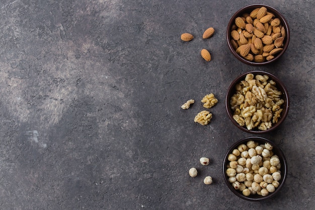 Almendras, nueces y avellanas en cuencos de madera