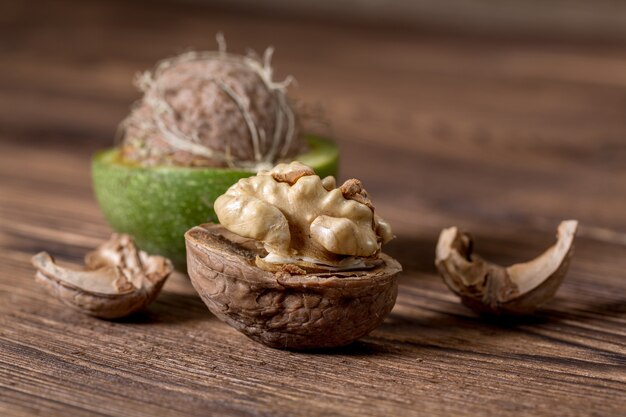 Almendras, nueces y avellanas en mesa de madera / surtido de frutos secos