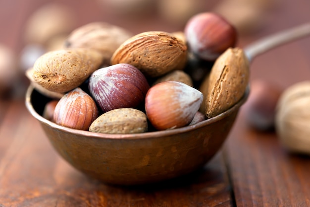 Almendras, nueces y avellanas en un recipiente metálico