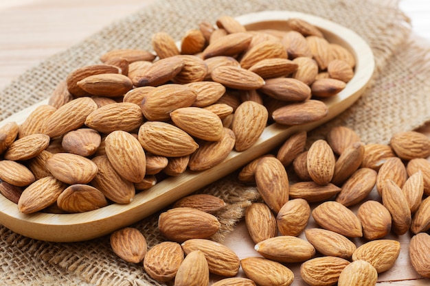 Almendras nueces en placa de madera.