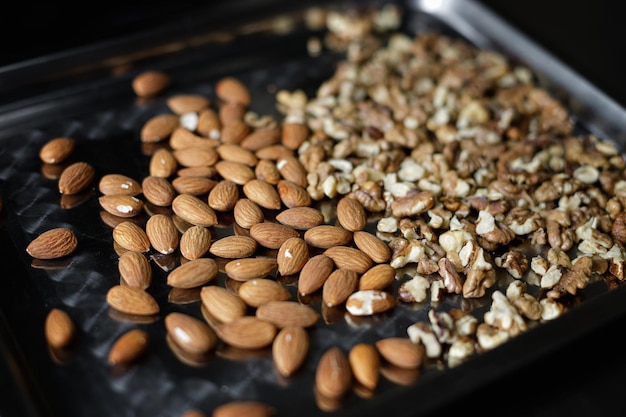 Almendras y nueces sobre una superficie metálica