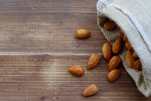 Foto almendras de nuez en mesa de madera