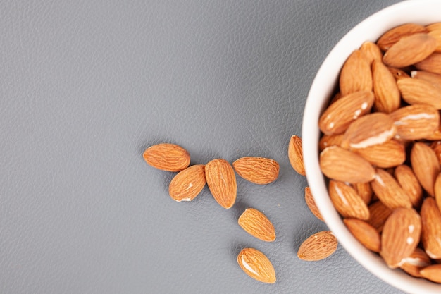 Almendras de nuez en un tazón de cerca