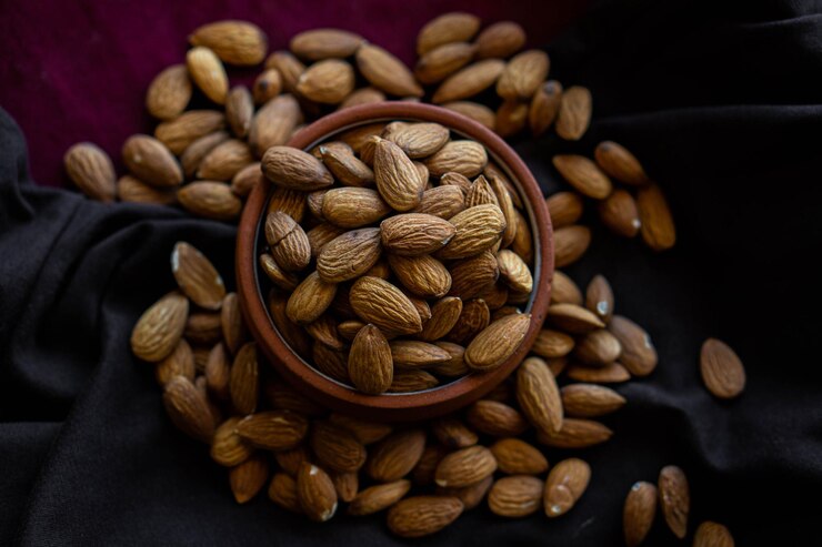 Almendras o frutos secos en una olla sobre un paño negro