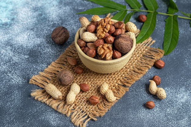 almendras orgánicas en la mesa