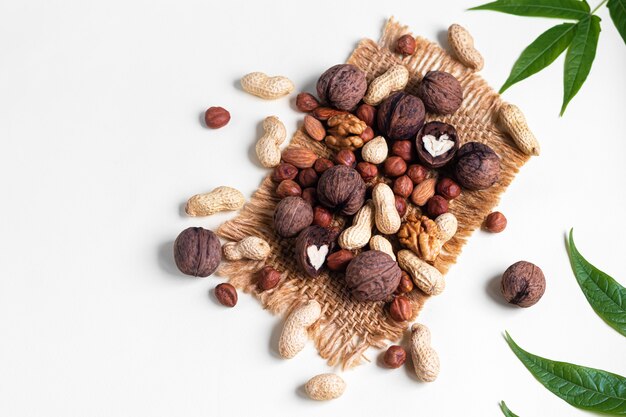 almendras orgánicas en la mesa