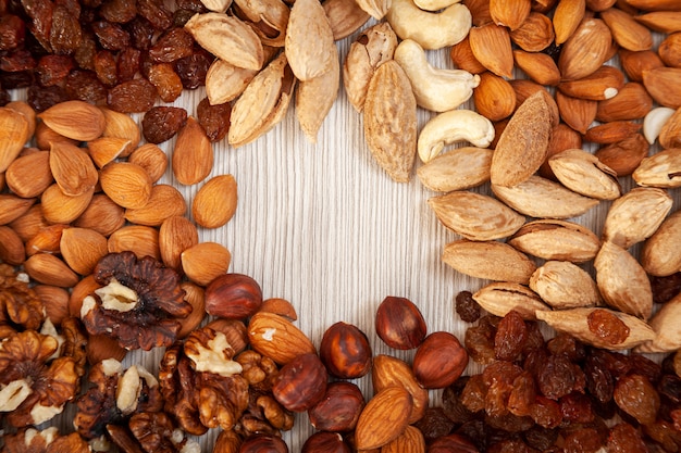 Almendras peladas, pasas, albaricoque, nueces, anacardos, avellanas. Textura de fondo macro de una variedad de nueces