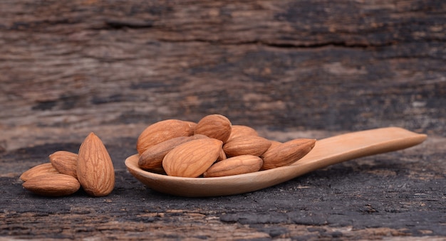 Almendras en el piso de madera