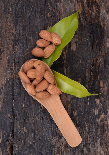 Almendras en el piso de madera