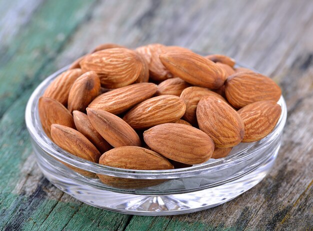 Almendras en el recipiente de vidrio