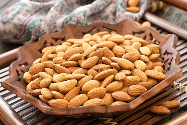 Almendras secas en un tazón de madera