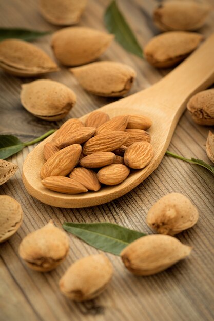 Almendras sobre fondo de madera marrón