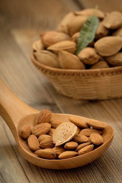 Almendras sobre fondo de madera marrón