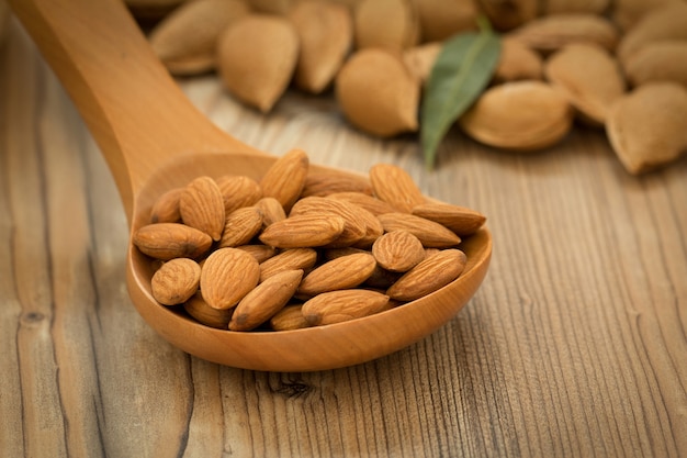 Almendras sobre fondo de madera marrón