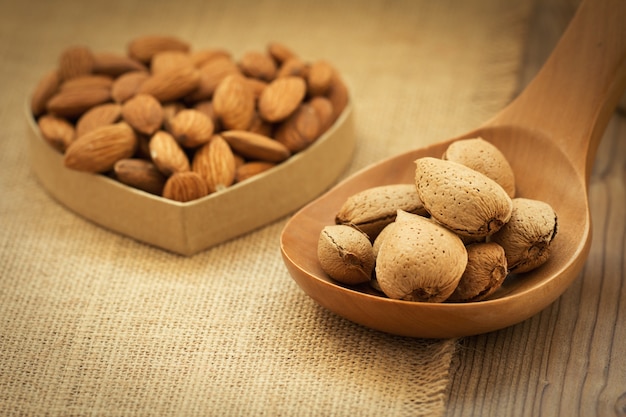 Almendras sobre fondo de madera marrón