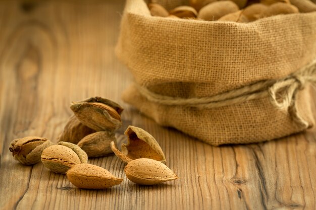 Almendras sobre fondo de madera marrón